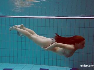 ที่ร้อนแรง สาวๆ ใน แนะนำ การว่ายน้ำ สระว่ายน้ำ completely เปล่า