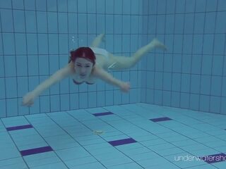 Blank zwempak met tattoos – femme fatale roxalana cheh onderwater