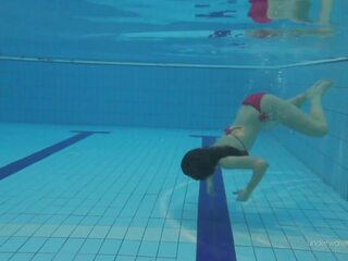 Slightly ขนดก คนเซอร์เบีย วัยรุ่น katy การว่ายน้ำ