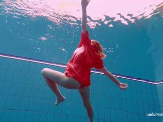 Rdeča dolga obleka in velika prsi floating v na bazen