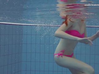 Atractivo rosa bikini chica lera bajo el agua