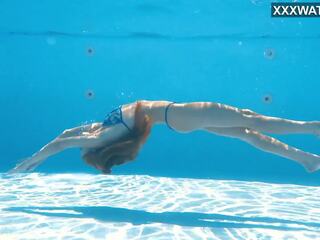 Russisch stunner heeft een natuurlijk talent voor zwemmen zwembad modelling