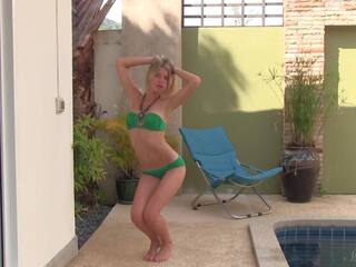 In posa bordo piscina! giovane modella wendy rivela suo piccolo abbronzato seni!