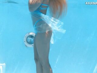 Haar lichaam cutting door de shimmering water- van de zwembad