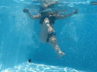 Berenang kolam dalam air telanjang madu bonnie dolce