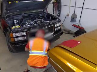 Roadside - brunett ally cooper lugg henne lokal bil mechanic