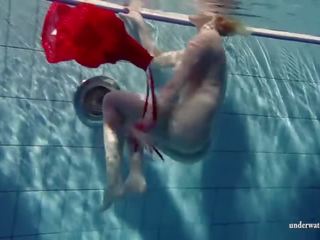 Glorious blondine lucie frans tiener in de zwembad