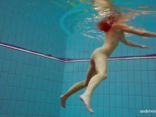 Deniska ร้อน ผมสีบรูเนท teenie ใหญ่ นม การว่ายน้ำ