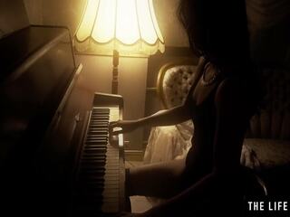 Exceptional 青少年 褐发女郎 播放 她的 的阴户 喜欢 一 钢琴 keyboard