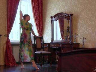 長 連衣裙 美女 annett admires 該 鏡子 和 姿勢 裸體 在 床!
