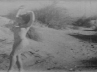 Amoureux et femme nu extérieur - action en lent motion (1943)