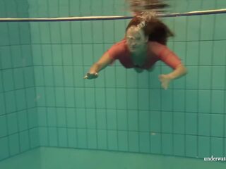 Silvie, ein euro teenager, showcasing sie schwimmen prowess
