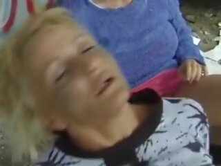 En gruppe av oversexed tysk damer får knullet av noen hardt putz utendørs