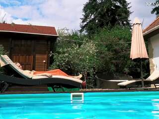 Zwemmen zwembad terrific erotics met mimi cica geklede omhoog