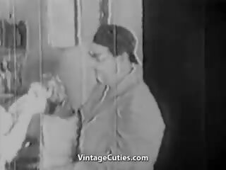 Trött makens fucks hans ung hustru (1940s tappning)