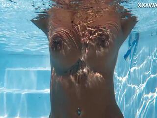 Fabulous venezuelan nana en nu et audacieux piscine baignade session
