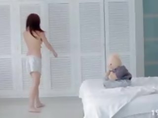 Rejtett kamera a lánytestvér reggel maszturálás