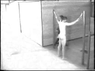 Escrava açoitado por a montar miúda (black&white retrô vídeo)