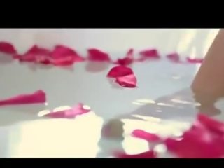 फ्रेंच आमंत्रित मोम बहकाया में गुलाब petal स्नान