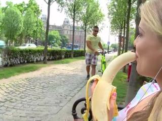 Turist puicuta devine ales în sus și inpulit adanc doar doar după mâncare o banană