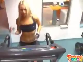 Gebräunt blond heiße schnitte enthüllt sie rasiert minge im die fitnesscenter